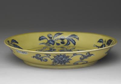 图片[3]-Dish with flowering pomegrante, fruiting branches and lotus sprigs, in underglaze blue on a yellow ground, Ming dynasty, Chenghua reign, 1465-1487-China Archive